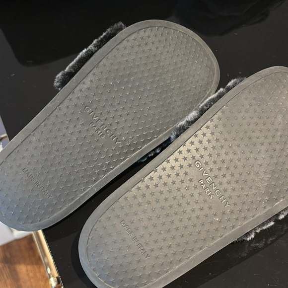 GIVENCHY Logo-print Shearling Slides in very good condition - Picture 6 of 7